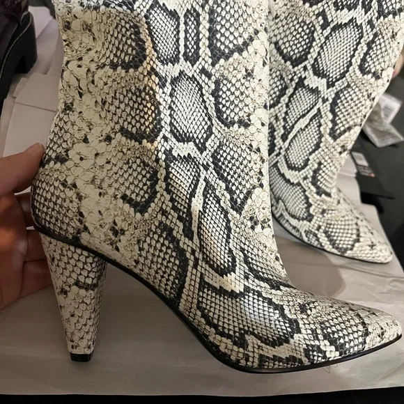 Longchamp Black and White Heeled Boots with Snakeskin Pattern - Picture 4 of 10